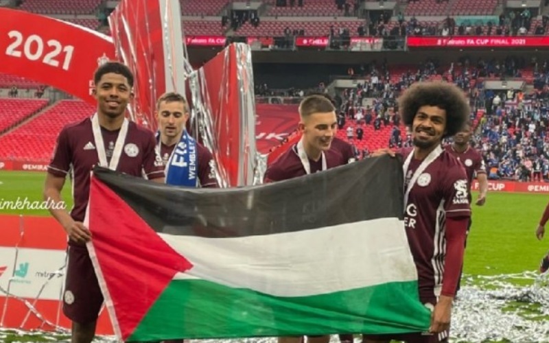 Pemain Leicester, Hamza Choudhury dan Wesley Fofana, membentangkan bendera Palestina di tengah perayaan juara Piala FA - eg24.news