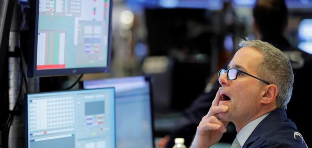 Seorang trader bekerja di lantai New York Stock Exchange tak lama setelah bel pembukaan di New York, AS, 24 Januari 2020. -  REUTERS / Lucas Jackson