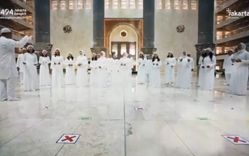 Tangkapan layar saat JYC menyanyi di dalam Masjid Istiqlal yang mengundang polemik - Twitter