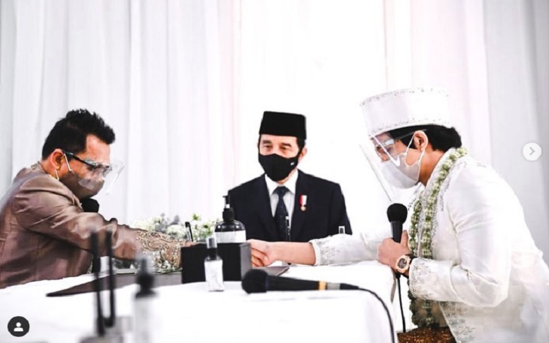 Anang Hermansyah (kiri), Presiden Joko Widodo (tengah) dan Atta Halilintar (kanan) di acara pernikahan Atta-Aurel Hermansyah, Sabtu (3/4/2021).  - Instagram @attahlilintar