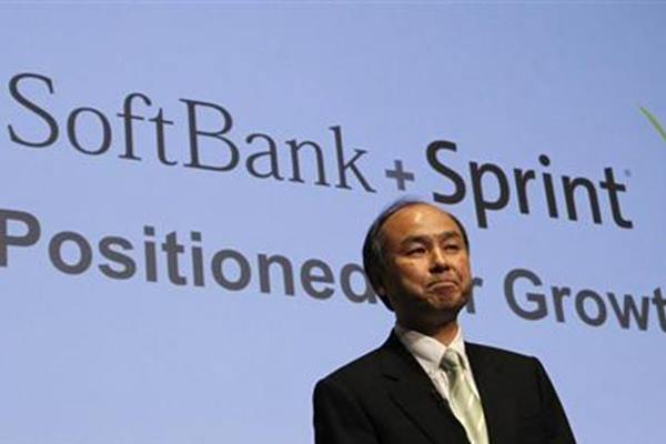 Presiden Softbank Corp Masayoshi Son berbicara selama konferensi pers di Tokyo 30 April 2013. REUTERS  -  Yuya Shino