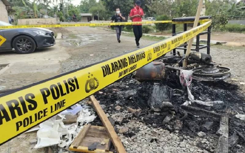 Sejumlah fasilitas di Polsek Candipuro, Lampung Selatan hangus akibat dibakar dan dirusak oleh massa pada Selasa (18/5/2021) malam. - Antara
