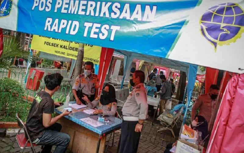 Petugas mendata pemudik sebelum mengikuti tes cepat antigen setibanya di Terminal Bus Kalideres, Jakarta, Senin (17/5/2021).  - Antara