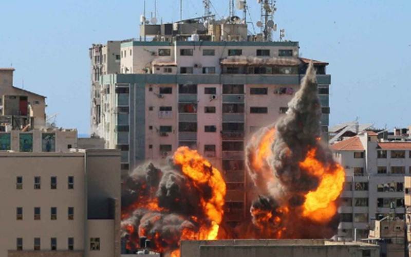 Gedung al-Jalaa tempat Associated Press (AP) dan Al Jazeera berkantor di Kota Gaza dilanda serangan udara Israel, Sabtu (15/5/2021)./Antara - Reuters/Ashraf Abu Amrah