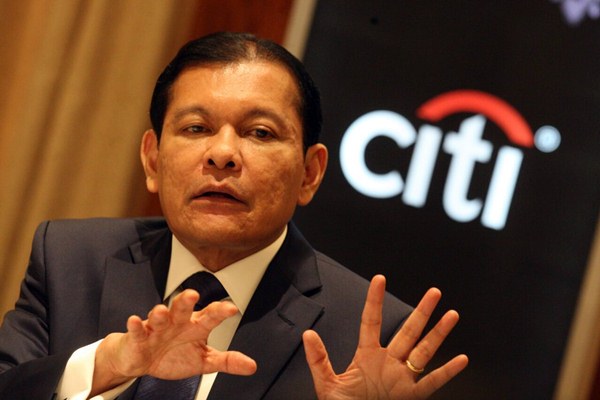 Chief Executive Officer Citibank, N.A. Indonesia Batara Sianturi memberikan penjelasan mengenai kinerja perusahaan, di Jakarta, Senin (6/11). - JIBI/Dedi Gunawan 