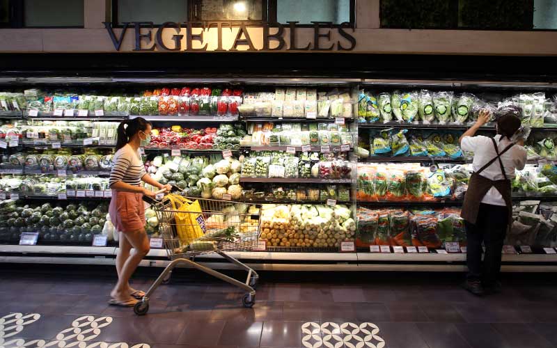 Konsumen memilih sayuran di salah satu super market di Jakarta, Rabu (9/9/2020). Bisnis - Abdullah Azzam