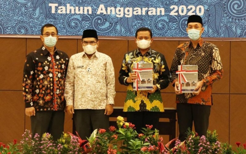 Bupati Sumedang Dony Ahmad Munir (kedua kanan) menerima Laporan Hasil Pemeriksaan atas Laporan Keuangan Pemerintah Daerah (LHP LKPD) Tahun Anggaran 2020 di Gedung BPKP Provinsi Jawa Barat - Istimewa