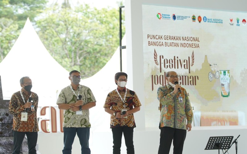 Kepala Kantor Perwakilan Bank Indonesia Provinsi Jawa Tengah Pribadi Santoso (kanan) berdialog dengan para pelaku UMKM di Jateng yang telah berhasil menembus pasar ekspor, dalam rangkaian acara pembukaan Festival Joglosemar Artisan of Java, Kamis (20/5 - 2021). (Foto: Istimewa)