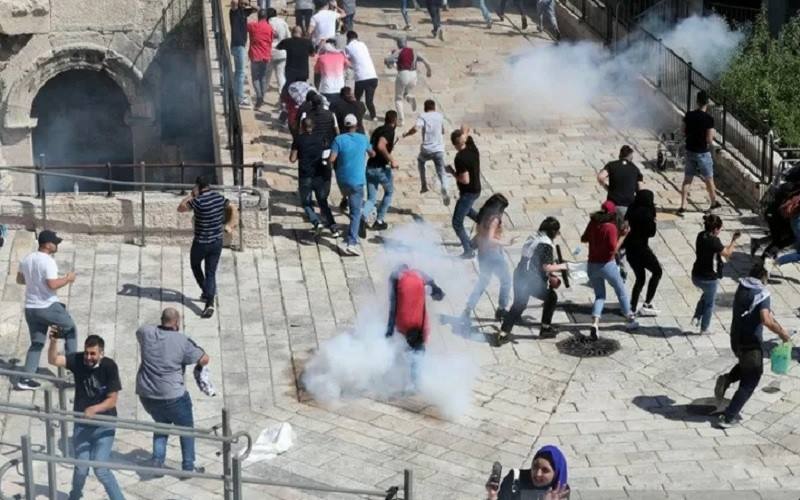 Para pengunjuk rasa Palestina berdemonstrasi sebagai rasa solidaritas mereka di tengah pertempuran Israel-Gaza, di Kota Tua Yerusalem, Selasa (18/5/2021). - Antara