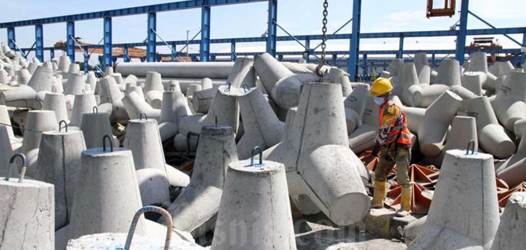 Pekerja PT Waskita Beton Precast Tbk. (WSBP) menyelesaikan proses akhir pembuatan produk Spun Pile di Plant Karawang Jawa Barat, Rabu (17/6/2020). - Bisnis/Dedi Gunawan