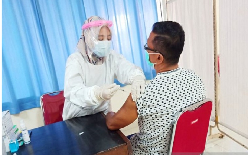 Petugas Puskesmas Duren Sawit, menyuntik vaksinasi Covid-19 kepada peserta lanjut usia (lansia) di Gedung Pusat Pengembangan Kompetensi Pendidik dan Tenaga Kependidikan dan Kejuruan (P2KPTK2) Jakarta Timur, Senin (1/3/2021). - Antara\r\n