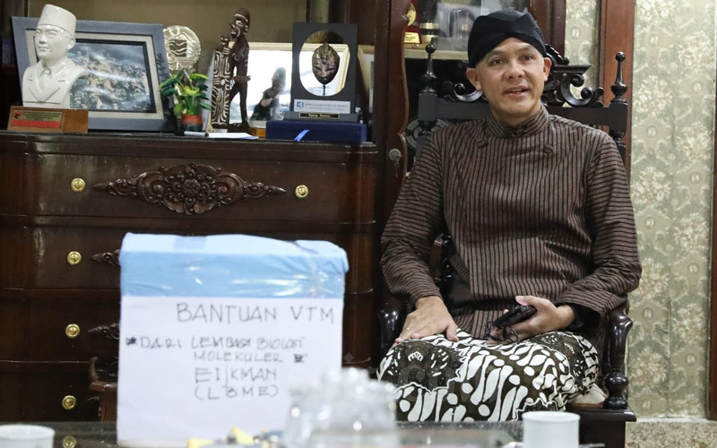 Gubernur Jateng Ganjar Pranowo menerima bantuan VTM sebanyak 1000 pcs untuk Jawa Tengah dari Lembaga Eijkman di Puri Gedeh pada Kamis (26/3/2020). - Bisnis/Alif Nazzala Rizqi 
