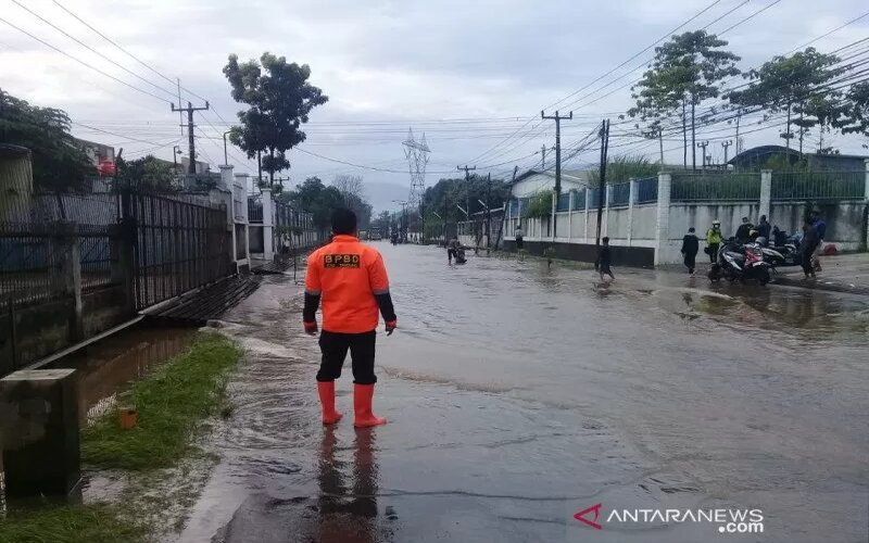 Petugas BPBD mengecek dampak banjir di Kabupaten Bandung, Jawa Barat, Selasa (25/5/2021). - Antara/BPBD Kabupaten Bandung.