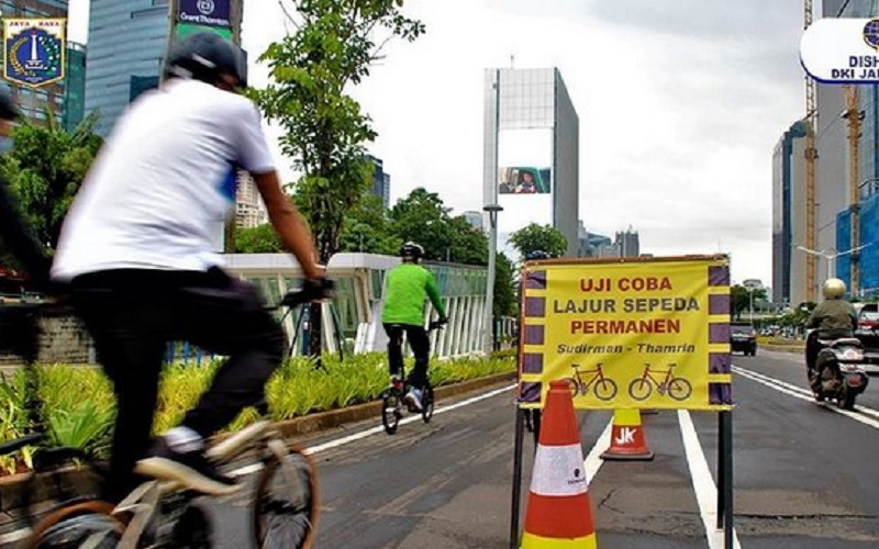 Jalur sepeda permanen dari Jalan Sudirman hingga Jalan MH Thamrin mengacu pada UU No. 22 Tahun 2009 tentang Lalu Lintas dan Angkutan Jalan. JIBI - Bisnis/Nancy Junita @dishubdki
