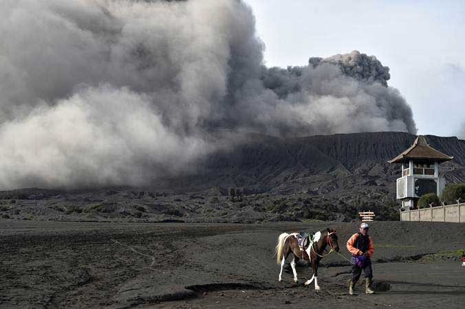 Abu vulkanik menyembur dari kawah Gunung Bromo di Jawa Timur, Jumat (22/3/2019). - ANTARA/Widodo S Jusuf