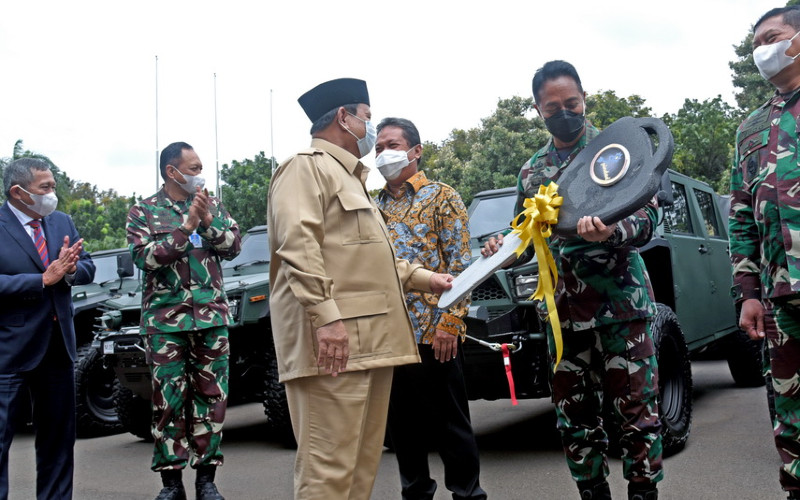 Ilustrasi-Menteri Pertahanan Prabowo Subianto saat menyerahkan secara simbolis kunci kendaraan kepada KSAD Jenderal Andika Perkasa. - Kementerian BUMN