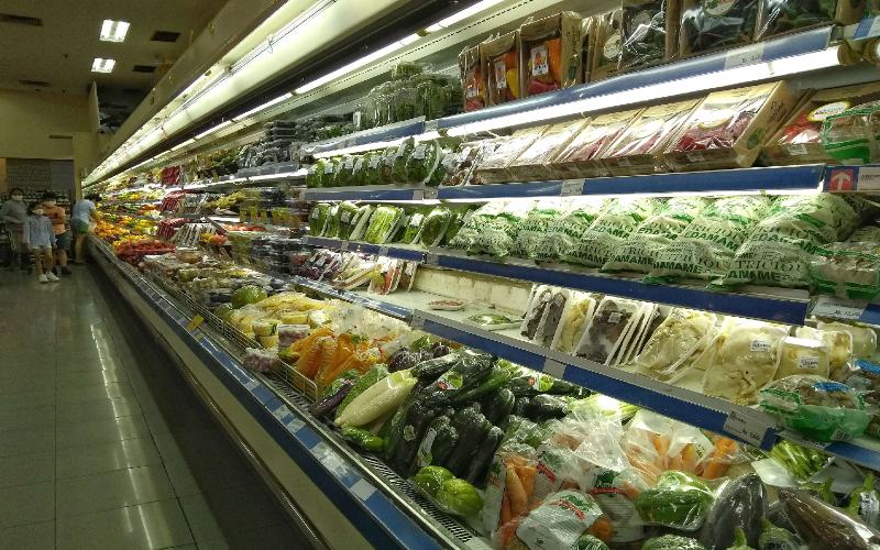 Konsumen memilih makanan dan bahan makanan di salah satu supermarket di Jakarta, Kamis (7/5 - 2020). BISNIS.COM