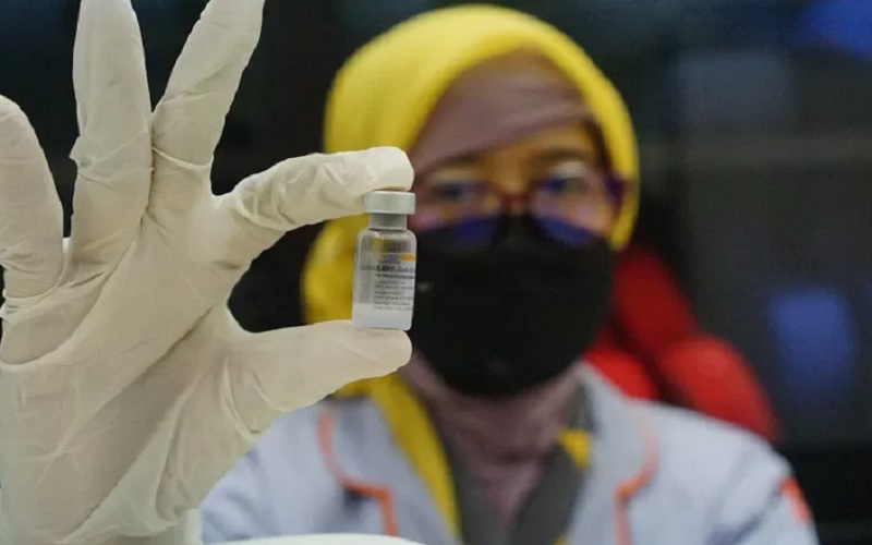 Petugas menunjukkan vaksin Covid-19 tersegel dalam botol kecil yang akan diinjeksikan ke tennaga medis di RSUD dr. Iskak, Tulungagung, Tulungagung, Jawa Timur, Kamis (4/2/2021). - Antara