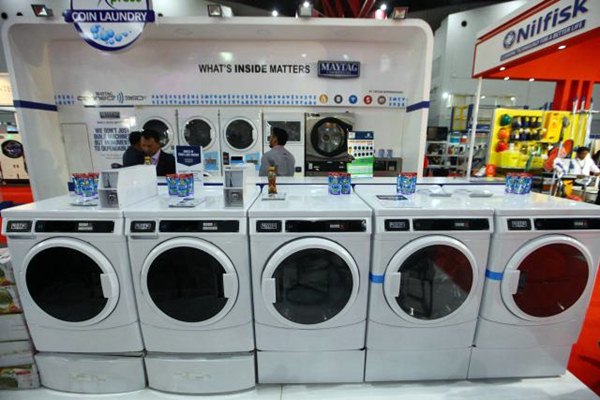 Pengunjung melihat-lihat berbagai produk dan teknologi kebersihan yang dipamerkan pada Expo Clean and Laundry 2017 di Jakarta, Kamis (23/3). - JIBI/Dwi Prasetya