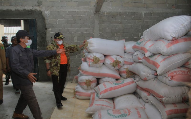 Bupati Musi Banyuasin Dodi Reza Alex Noerdin (kanan) meninjau stok beras yang dihasilkan petani kabupaten itu.  - Istimewa