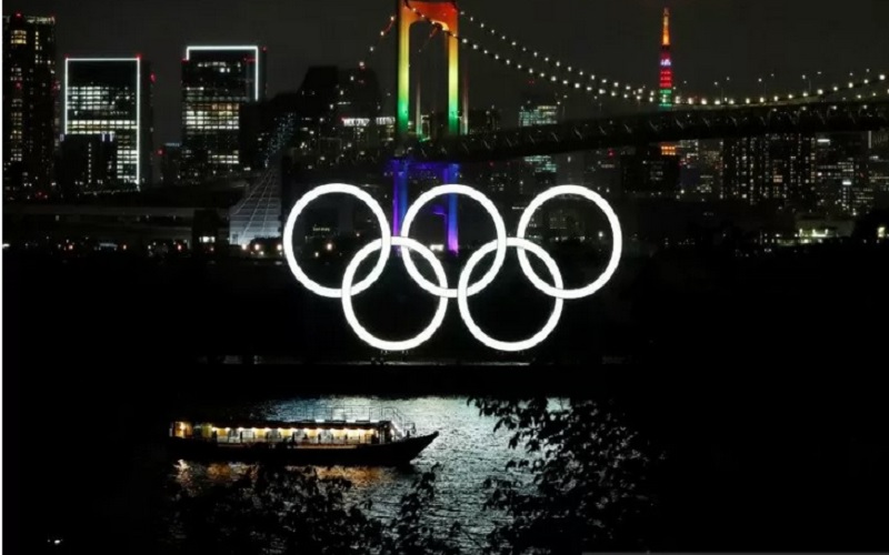 Jembatan Pelangi dan Menara Tokyo bercahaya dengan warna Olimpiade untuk memperingati hitung mundur 100 hari menuju Olimpiade Tokyo 2020 yang telah ditunda ke tahun 2021 akibat penyebaran  Covid-19 di Tokyo, Jepang, Rabu (14/4/2021). - Antara/Reuters\r\n