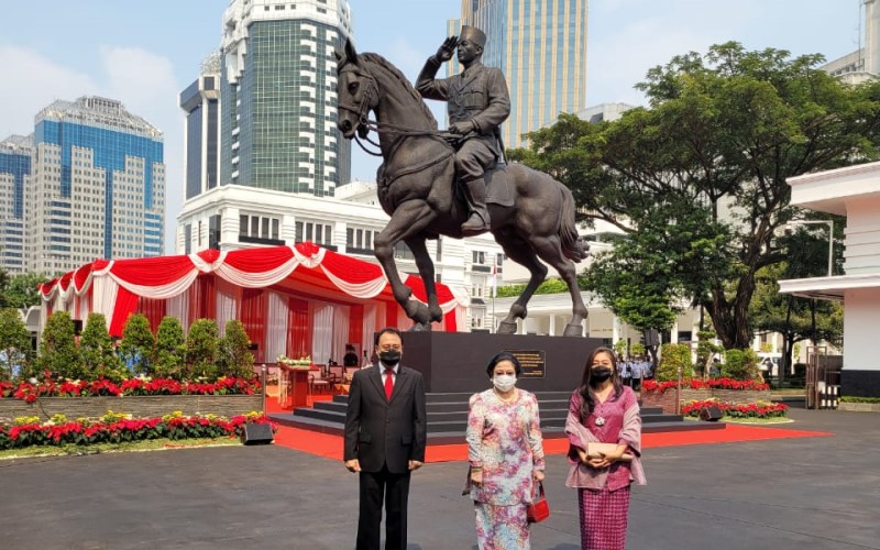 Mantan Presiden  Megawati (tengah) berfoto dengan putranya Prananda Prabowo bersama istri Nancy Prananda di hadapan patung kuda Bung Karno yang dibangun Menteri Pertahanan Prabowo Subianto, Minggu (6/6/2021). - Istimewa