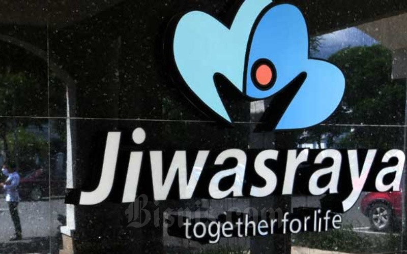 Warga melintas di dekat logo Asuransi Jiwasraya di Jakarta. Bisnis - Abdurahman