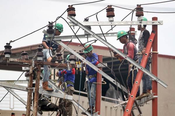 Teknisi melakukan perawatan rutin perbaikan jaringan listrik di Makassar, Sulawesi Selatan, Senin (12/2).  - JIBI/Paulus Tandi Bone