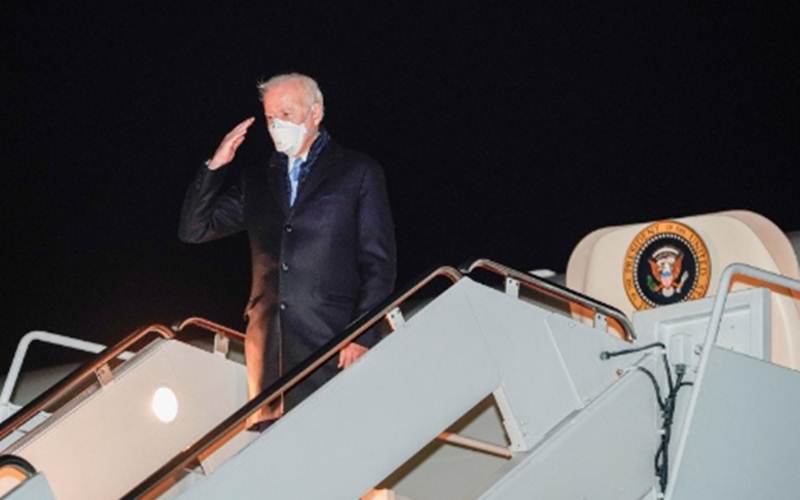 Presiden AS Joe Biden di tangga pesawat kepresidenan AS, Jumat (12/2/2021)./Antara - Reuters/Joshua Roberts\\r\\n