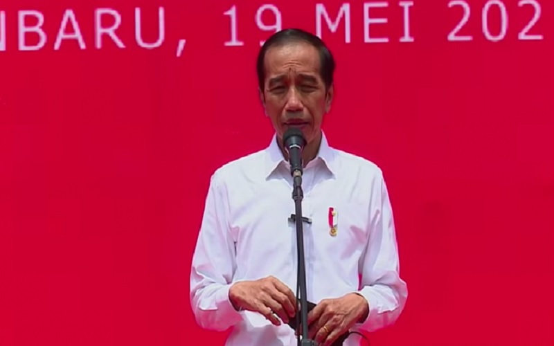Presiden Joko Widodo usai meninjau vaksinasi Covid-19 di GOR Pekanbaru, Kota Pekanbaru, Riau, Rabu(19/5/2021). - Antara\r\n