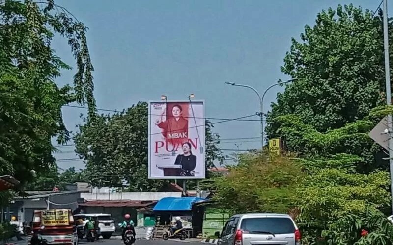 Baliho bergambar Ketua DPR RI Puan Maharani terpasang di beberapa titik strategis di Surabaya, Jawa Timur. - Antara