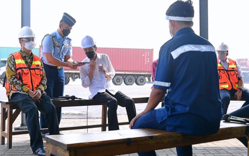 Presiden Jokowi menelepon Kapolri Jenderal Listyo Sigit Prabowo di sela dialog dengan pengemudi truk kontainer, di Terminal Tanjung Priok, Kamis (10/06/2021) - (Foto: BPMI Setpres - Rusman)
