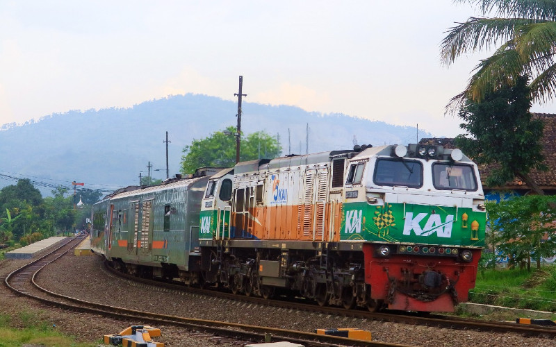 KAI memasang livery khusus Ramadan di 9 lokomotif.  - KAI