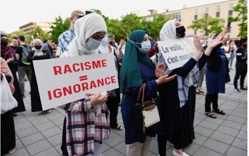 Masyarakat di Montreal, Quebec, Kanada, Jumat (11/6/2021), mengikuti renungan untuk mengenang keluarga Muslim yang dibunuh di London, Ontario, yang menurut penjelasan polisi sebagai serangan berdasarkan kebencian./Antara - Reuters/Andrej Ivanov