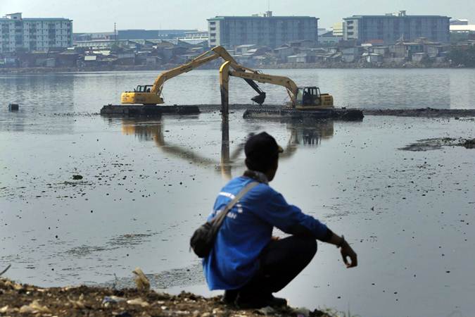 Ilustrasi: Alat berat dioperasikan untuk pengerukan endapan lumpur Waduk Pluit, Jakarta yang mengalami pendangkalan.  - Bisnis/Felix Jody Kinarwan