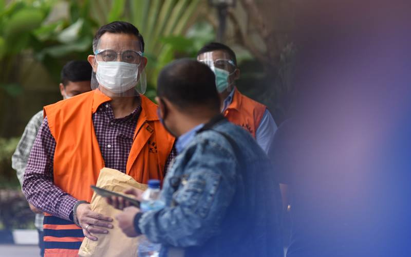 Tersangka mantan Menteri Sosial Juliari Peter Batubara (kiri) saat tiba untuk menjalani pemeriksaan di Gedung Merah Putih KPK, Jakarta, Kamis (1/4/2021). - Antara