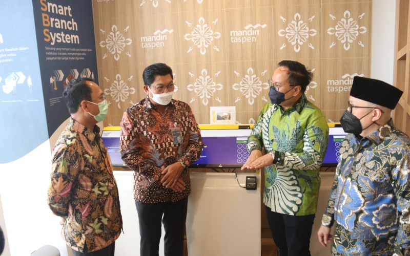 Direktur Utama Bank Mandiri Taspen Elmamber P. Sinaga (kiri) menjelaskan salah satu jenis layanan Bank yaitu Smart Branch System kepada (kanan ke kiri) Direktur Utama Taspen A.N.S Kosasih, Wakil Menteri II BUMN Kartika Wirjoatmodjo dan Direktur Utama Bank Mandiri Darmawan Junaidi dalam peresmian Graha Mantap di Jalan Proklamasi No.31 Menteng, Jakarta, Senin (14/6) - Istimewa
