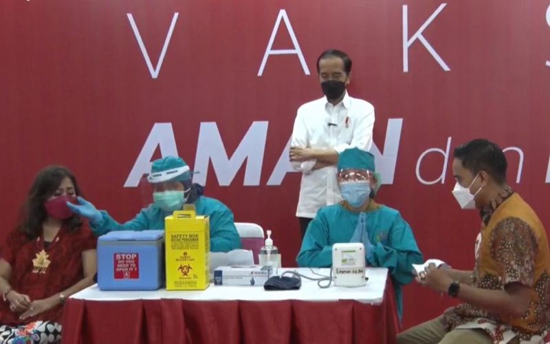 Presiden Jokowi meninjau pelaksanaan vaksinasi Covid/19 kepada para pelaku usaha perdagangan di Thamrin City, Jakarta pada Senin, 3 Mei 2021 / Youtube Sekretariat Presiden