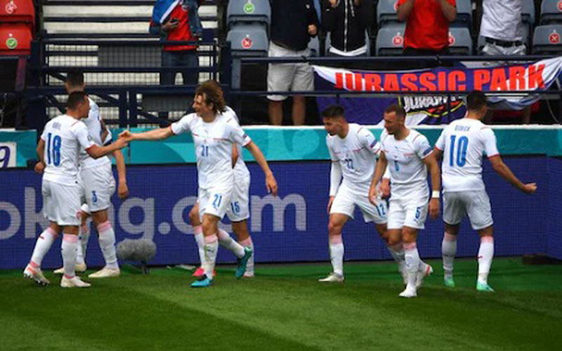 Para pemain Cheska merayakan gol kedua gol kedua ke gawang Skotlandia. - UEFA.com