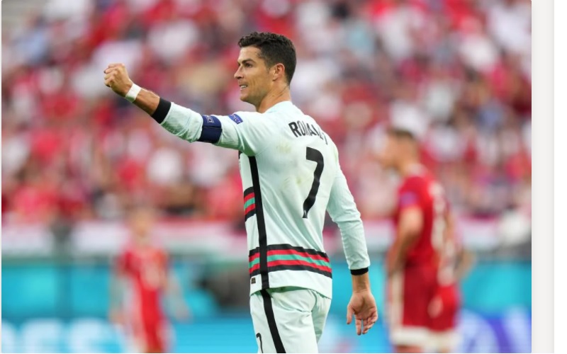 Kapten timnas Portugal Christiano Ronaldo memberikan semangat kepada tim setelah mencetak gol melawan Hungaria dalam laga lanjutan Final Euro 2020. -  Uefa.com. 