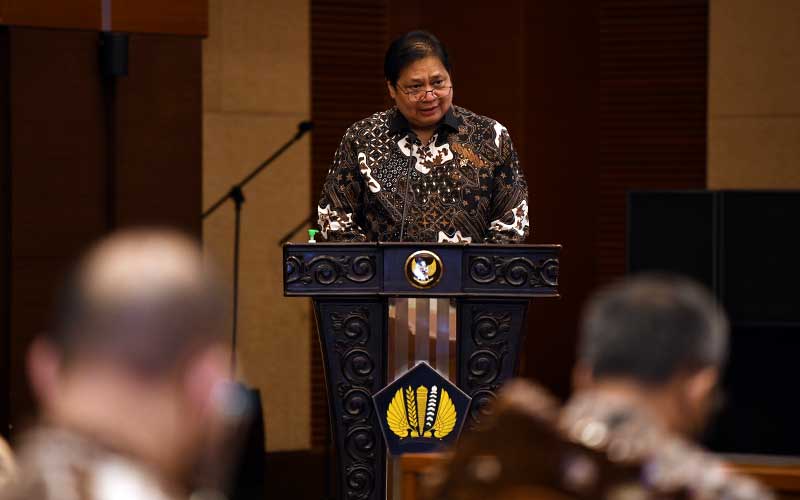 Menteri Koordinator Perekonomian Airlangga Hartarto memberikan keterangan saat acara peluncuran progam penjaminan pemerintah kepada padat karya dalam rangka percepatan pemulihan ekonomi nasional di Jakarta, Rabu (29/7 - 2020). Bisnis