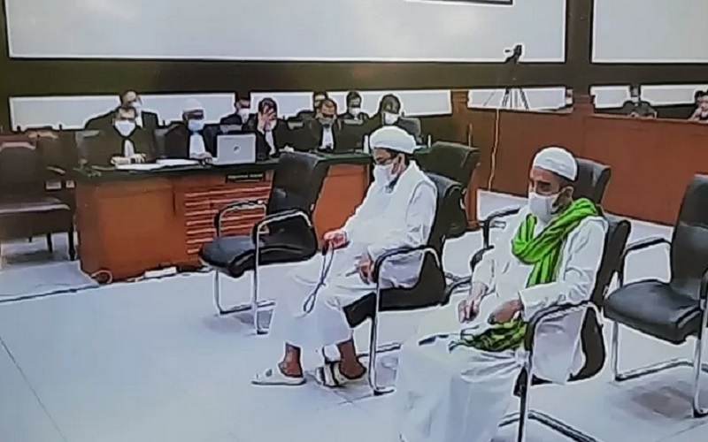 Terdakwa Rizieq Shihab (tengah) menjalani sidang tuntutan dari Jaksa Penuntut Umum untuk kasus tes usap RS UMMI di PN Jakarta Timur, Kamis (3/6/2021). - Antara\r\n\r\n