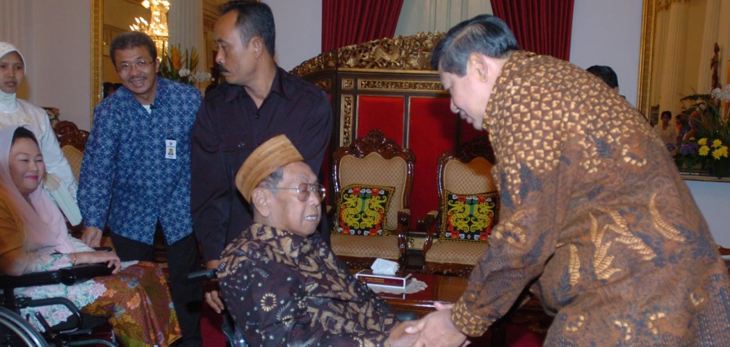 Presiden Susilo Bambang Yudhoyono berbincang dengan dengan mantan Presiden Abdurrahman Wahid (Gus Dur) dalam rangka Idiu Fitri 1 Syawal 1430 H di Istana Negara, Jakarta, Minggu (20/9/2009). - Antara / Ali Anwar.