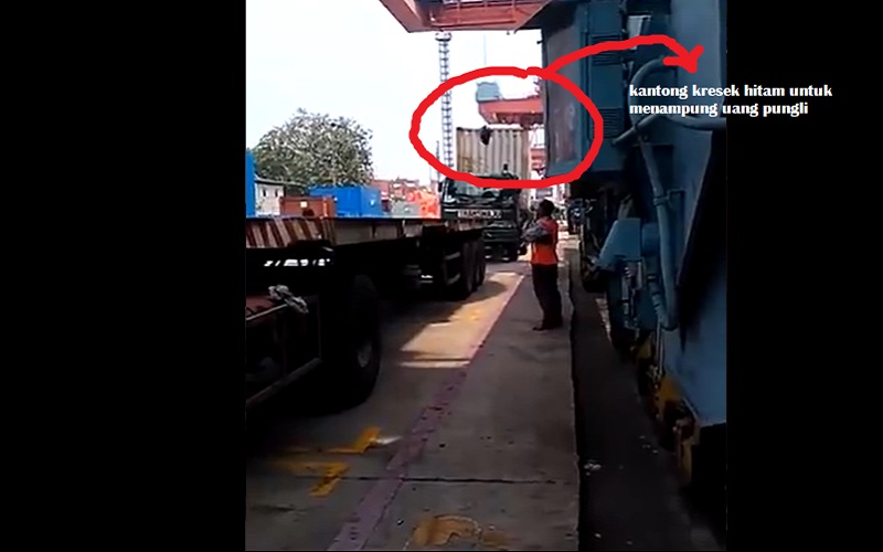 Diduga modus baru pungutan liat (pungli) di Pelabuhan Tanjung Priok menggunakan kantong kresek hitam.  - Tangkapan Layar Twitter