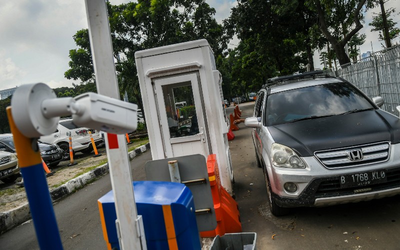 Mobil meninggalkan pelataran parkir IRTI Monas di Jakarta, Jumat (5/3/2021).   - Antara Foto/Galih Pradipta