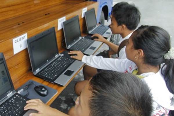 Ilustrasi : Sejumlah anak sedang mengakses situs melalui jaringan internet. - Antara