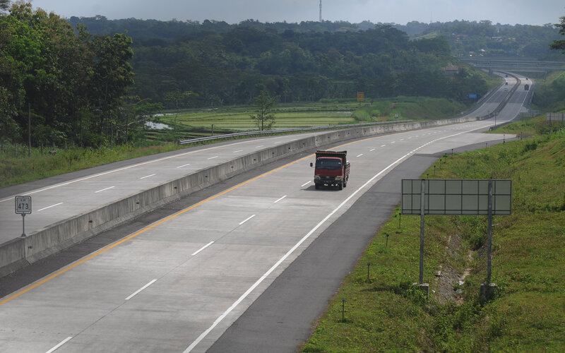 Truk melintasi jalan Tol Salatiga-Solo di Boyolali, Jawa Tengah, Jumat (7/5/2021). - Antara/Aloysius Jarot Nugroho.