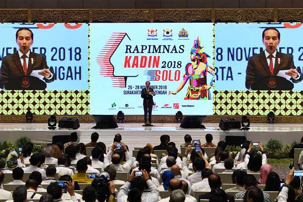 Presiden Joko Widodo memberikan sambutan ketika menutup Rapimnas Kamar Dagang dan Industri (Kadin) Indonesia di Surakarta, Jawa Tengah, Rabu (28/11/2018). - ANTARA/Wahyu Putro A