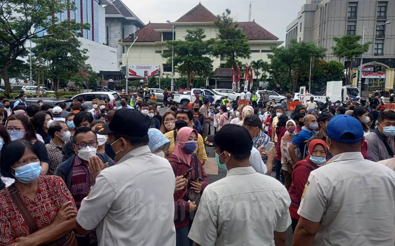 Antrean warga yang hendak vaksin di depan Gedung Gradhika Semarang, Rabu (9/6/2021). - Bisnis/Alif Nazzala Rizki