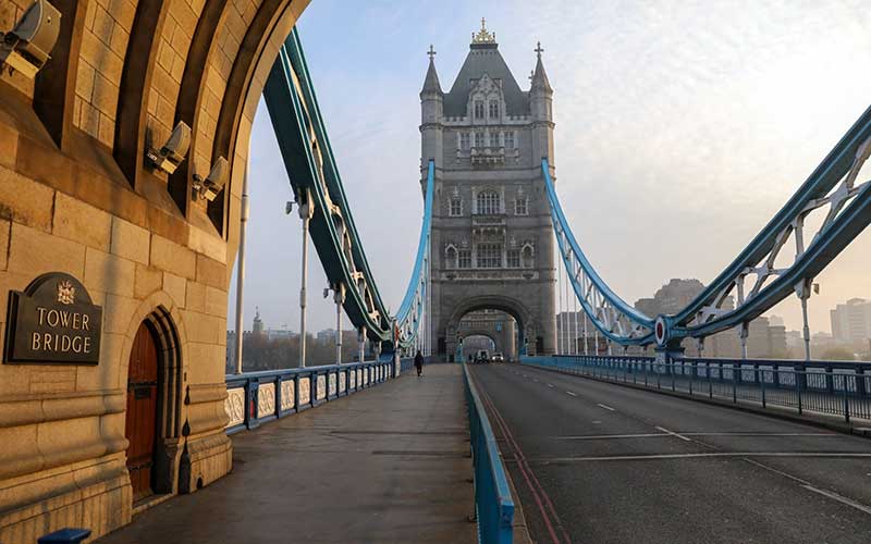 Suasana sepi di Tower Bridge di London, Inggris, Kamis (9/4/2020). Bloomberg - Simon Dawson